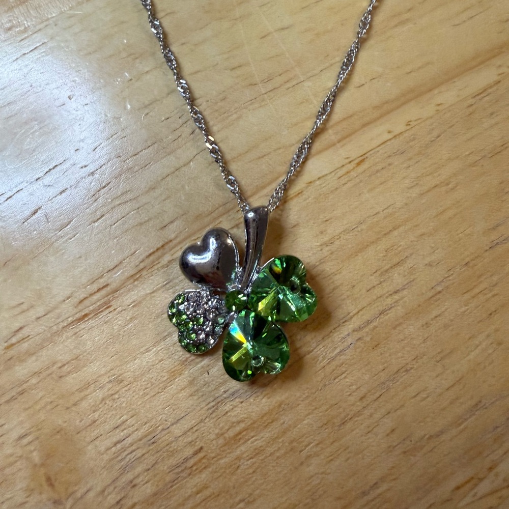 Chic Silver and Green Clover Pendant Necklace - Picture 7 of 11